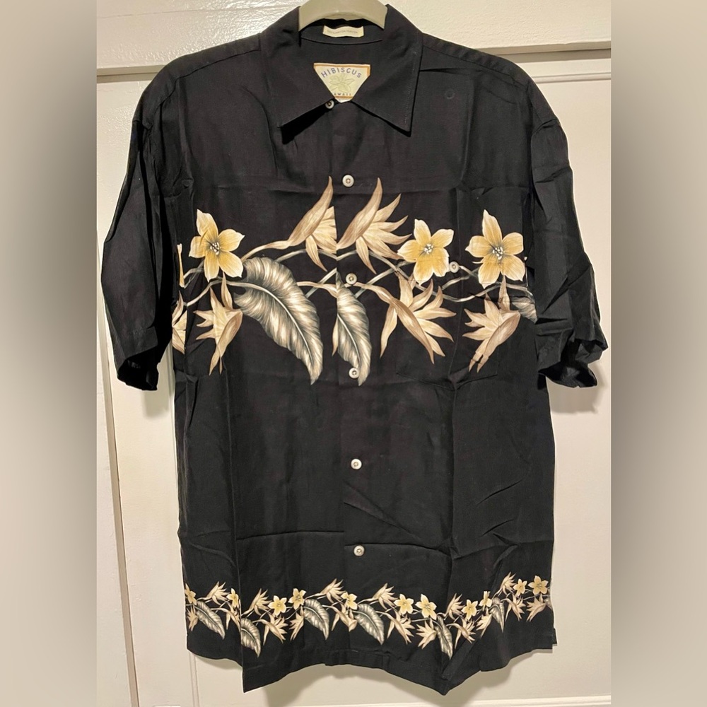 Elegant Black Floral Hawaiian Shirt! 🖤🌺
